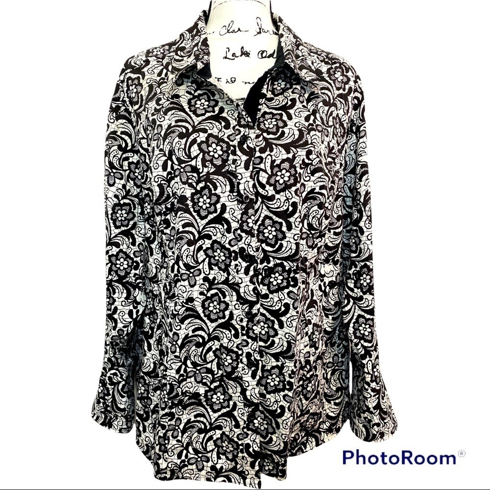 🌿Lane Bryant woman’s long cuffed sleeved black white blouse Sz 26-28W Y-13